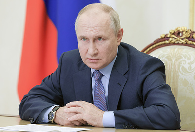 Путин пошутил о планировании семьи со встретившим невесту на форуме учителем